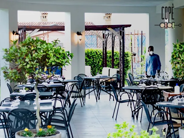 Sala patio esterno con giardino